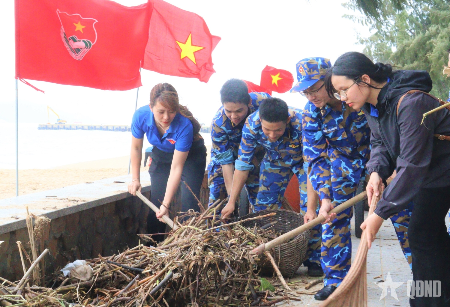 Tuổi trẻ Học viện Hải quân xung kích làm sạch môi trường biển sau lũ